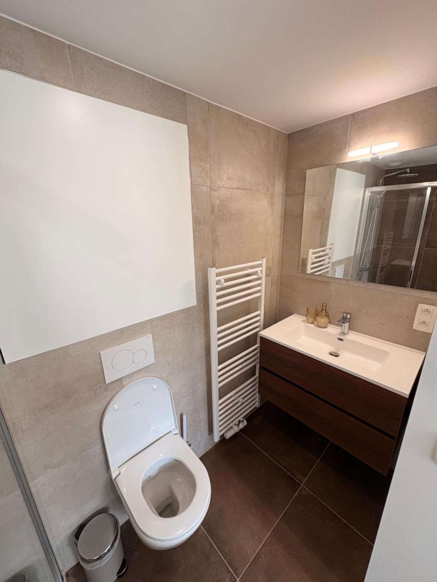 Gasthuis Spacious With Private Bathroom *